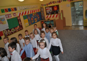 Dzieci z grupy V tańczą Poloneza. Ujęcie 5